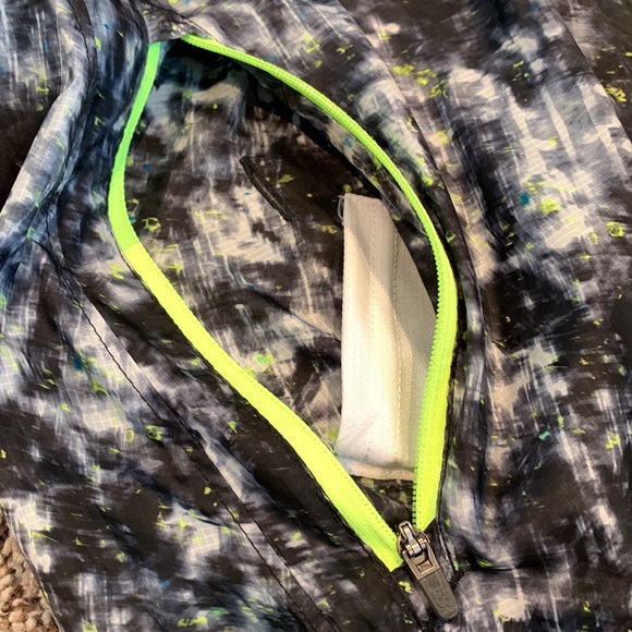 NB Lightweight Hooded Jacket in splashy black/white print neon green accents - Picture 7 of 16